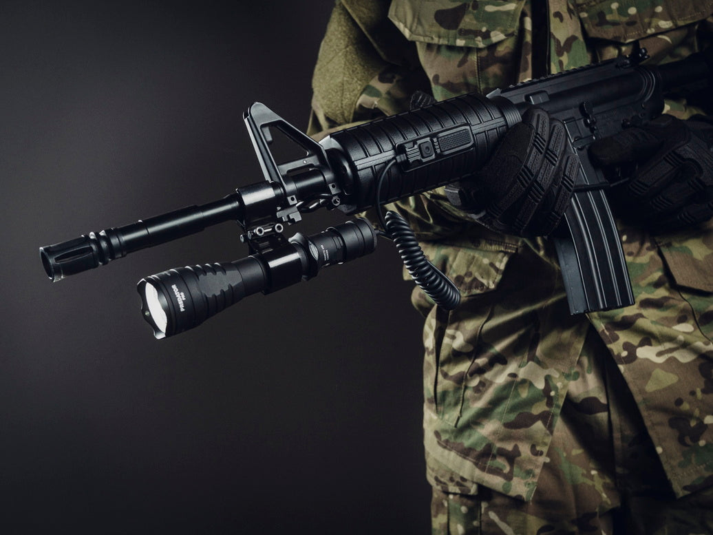 Lampe tactique Predator Pro Magnet USB - Armytek-T.A DEFENSE