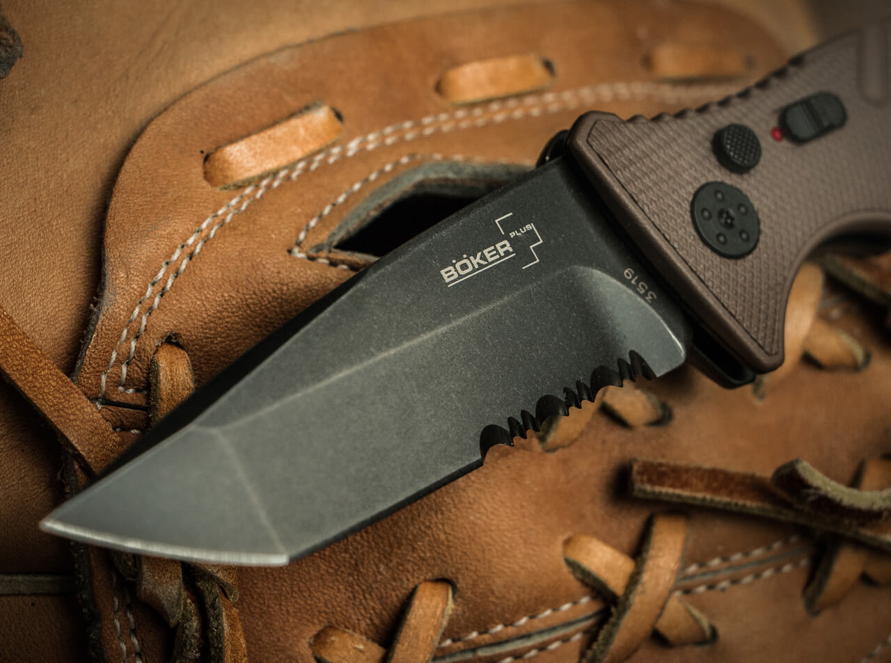 Couteau automatique Strike Coyote Tanto - Boker Plus-T.A DEFENSE