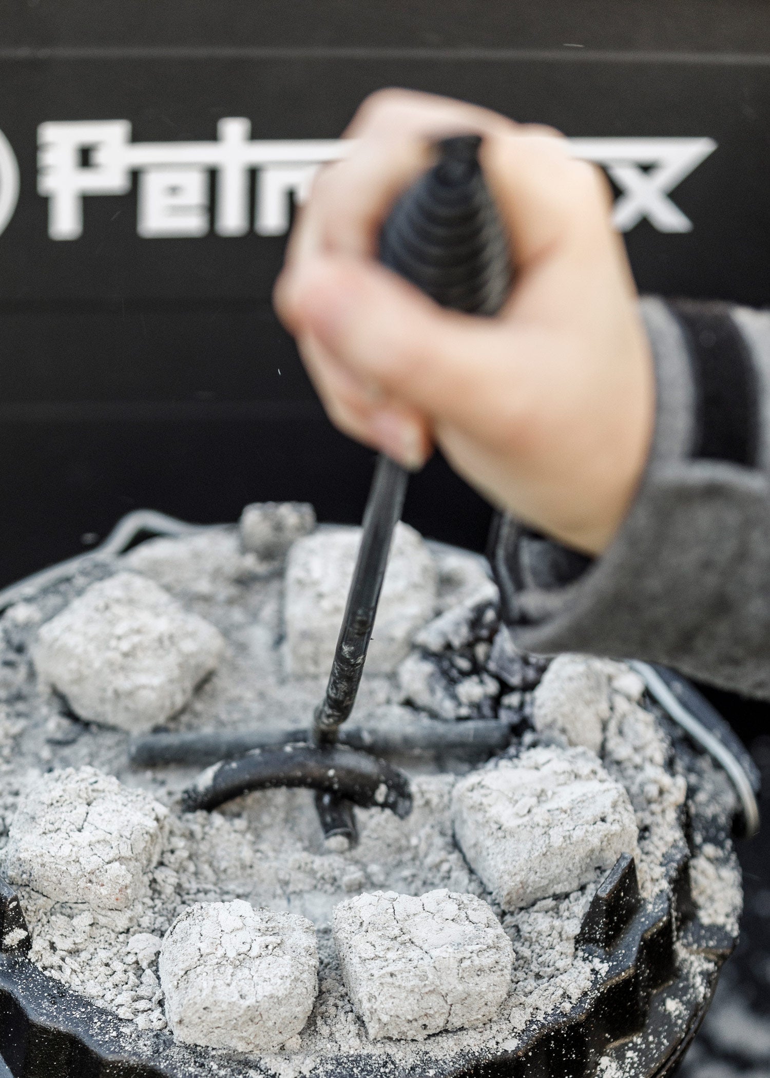 Lève-couvercle pour marmite en fonte - Petromax-T.A DEFENSE
