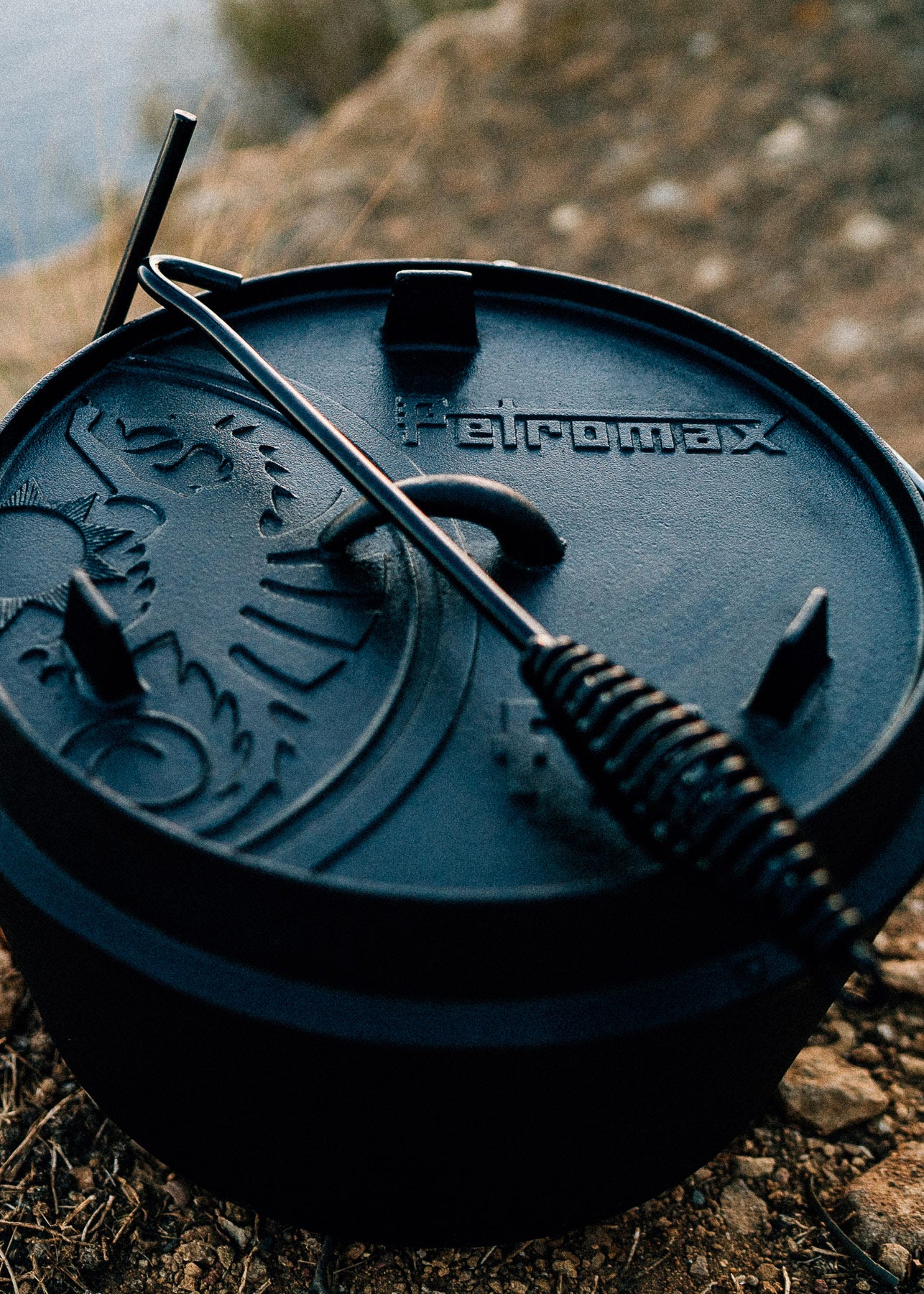 Lève-couvercle pour marmite en fonte - Petromax-T.A DEFENSE